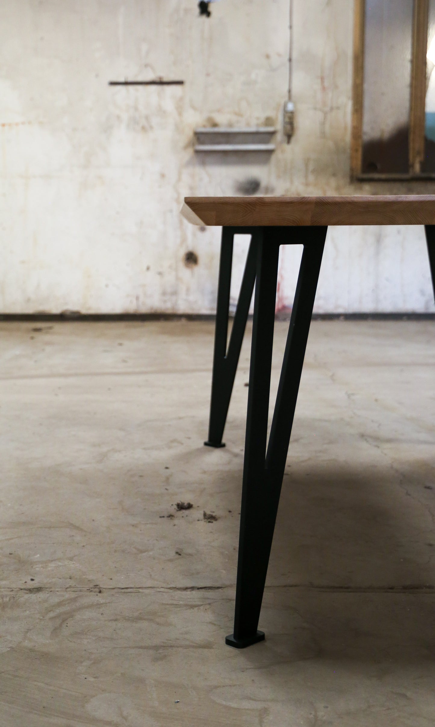 Eiche Massivholztisch mit Baumkante/Schweizer Kante, 200x100x4 cm, Stahlfüße pulverbeschichtet